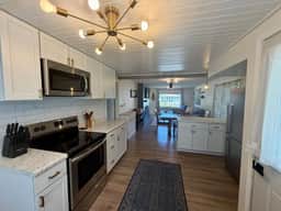 Fall Availability | Clean & Cozy | Dog Friendly - Imagen 3