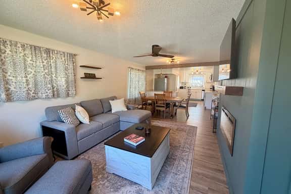 Fall Availability | Clean & Cozy | Dog Friendly - Imagen 1